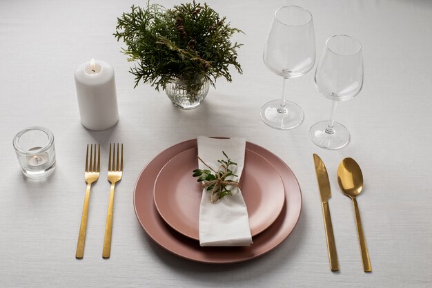 Jak odpowiednio dobrać serwetki i obrusy do dekoracji stołu na eleganckim przyjęciu?