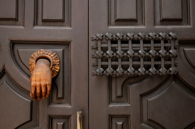 Jakie korzyści niesie ze sobą personalizacja drzwi wejściowych?