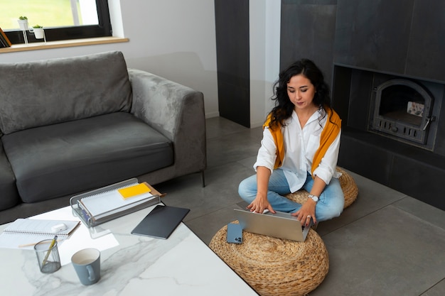 Wybór idealnej wykładziny do domu i biura: Praktyczne wskazówki i inspiracje