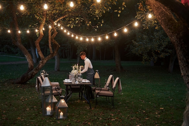 Magia świetlnych dekoracji w ogrodzie: inspiracje na każdą porę roku