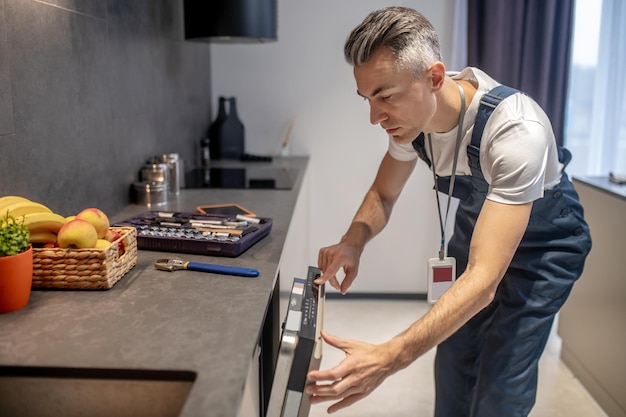 Sekrety długowieczności sprzętu kuchennego: Jak zadbać o swoje urządzenia premium?