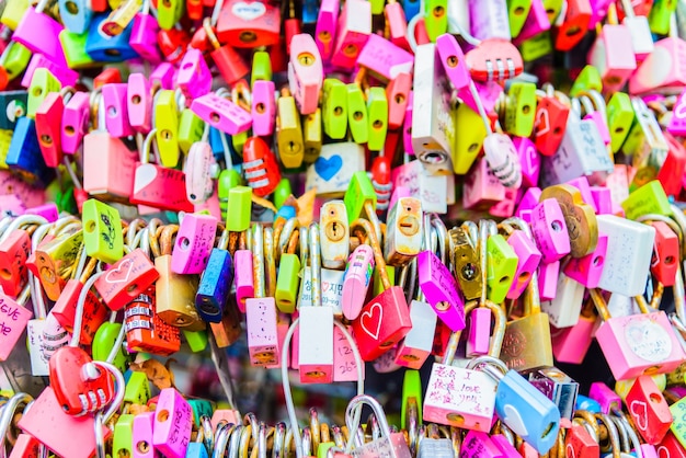 Jak breloki z personalizacją mogą wzmocnić strategię marketingową Twojej firmy?
