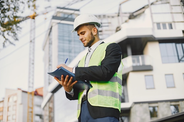 Jakie są kluczowe obowiązki i uprawnienia specjalisty ds. oceny technicznej budynków?